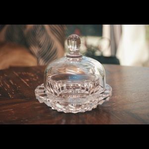 Crystal butter dish w/top.